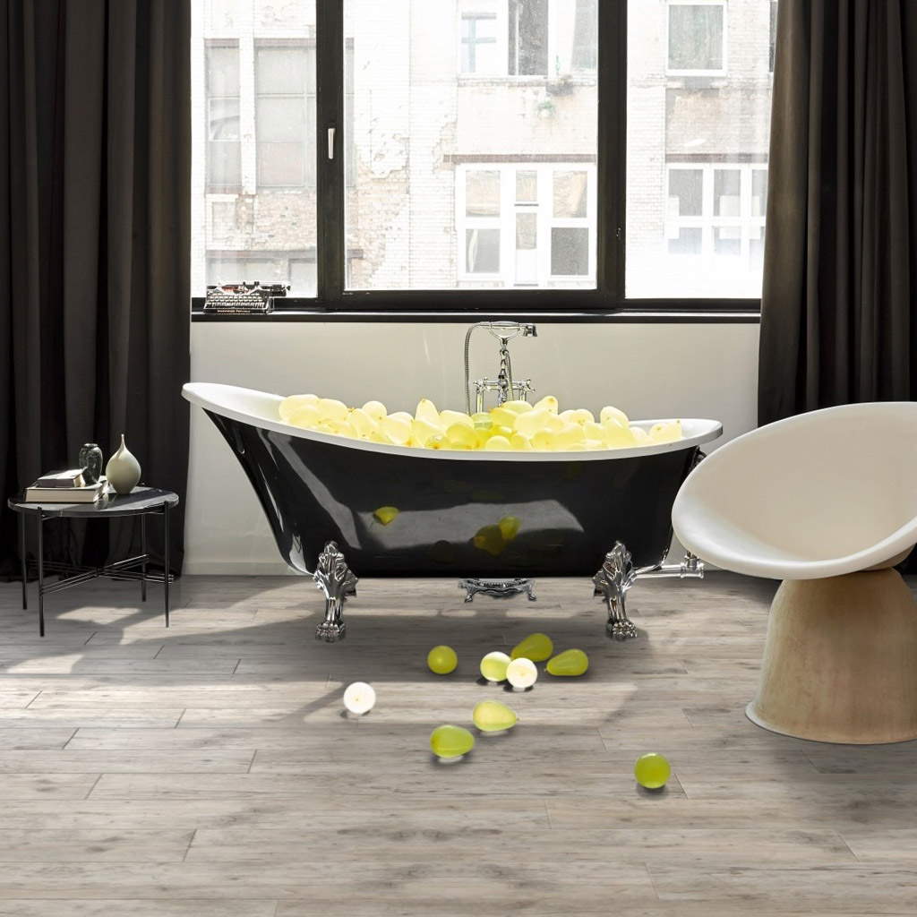 Madera Antigua Blanqueada - Vinílico SPC Parador Classic 2070 ambiente baño