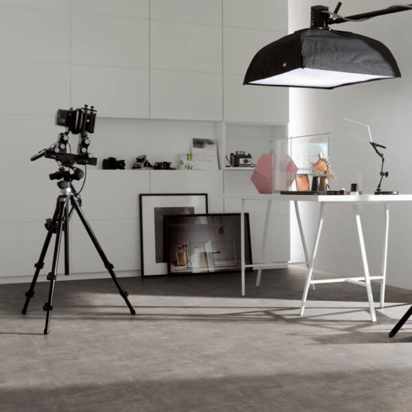 Mineral Grey - Vinílico SPC Parador Trendtime 5 Baldosa Grande ambiente estudio