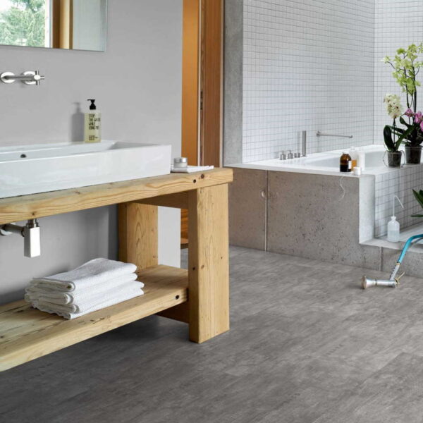 Industrial Canvas Grey - Vinílico SPC Parador Trendtime 5 Baldosa Grande ambiente baño
