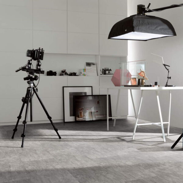 Industrial Canvas Grey - Vinílico SPC Parador Trendtime 5 Baldosa Grande ambiente estudio