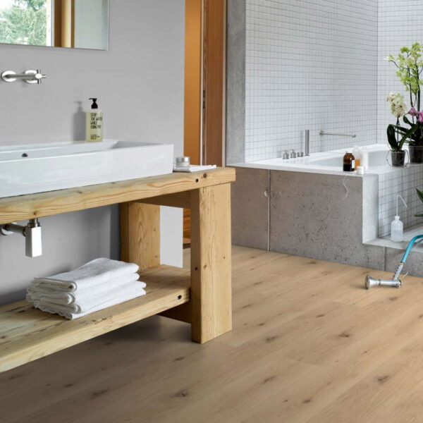 Roble Imperial Pure - Vinílico SPC Parador Trendtime 8 Lama Grande ambiente baño
