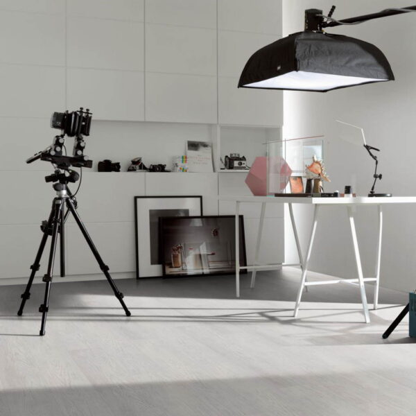 Symphony Grey - Vinílico SPC Parador Trendtime 8 Lama Grande ambiente estudio
