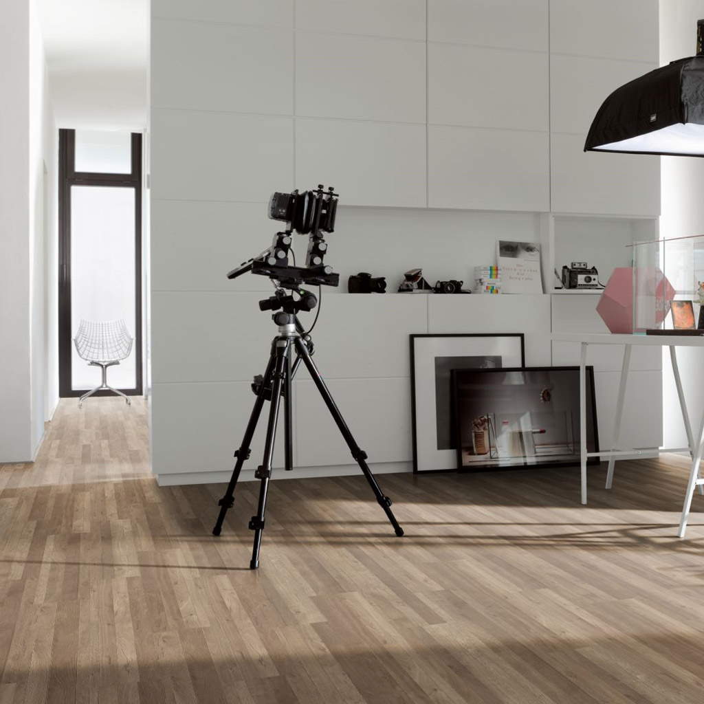 Roble Línea Natur - Vinílico Parador Modular ONE Tablones ambiente estudio
