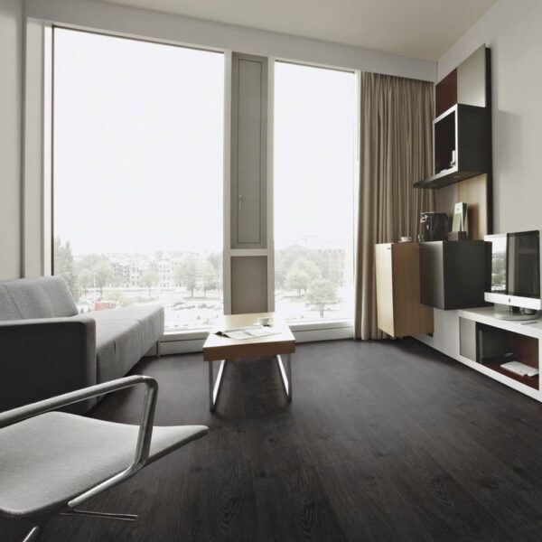 Black Rustic Oak - Vinílico Autoportante Forbo Allura Flex 0.55 ambiente hotel