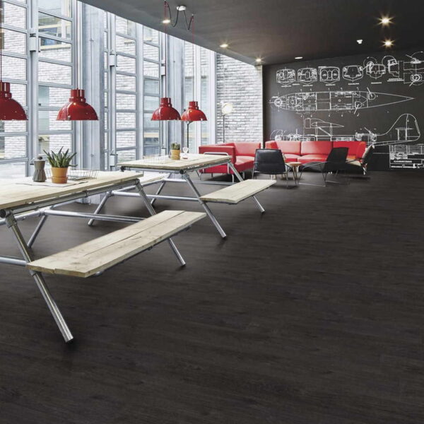 Black Rustic Oak - Vinílico Autoportante Forbo Allura Flex 0.55 ambiente oficina