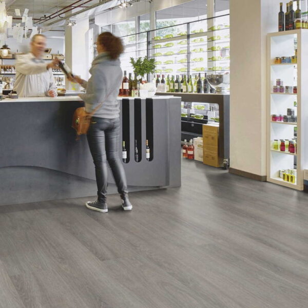 Grey Giant Oak - Vinílico Autoportante Forbo Allura Flex 0.55 ambiente comercio