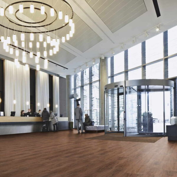 Deep Country Oak - Vinílico Autoportante Forbo Allura Flex 0.55 ambiente hotel