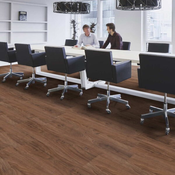 Deep Country Oak - Vinílico Autoportante Forbo Allura Flex 0.55 ambiente oficina