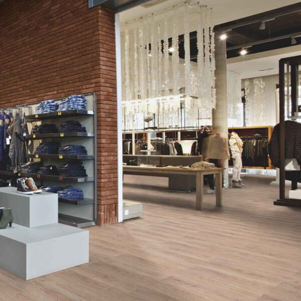 Light Honey Oak - Vinílico Autoportante Forbo Allura Flex 0.55 ambiente comercio