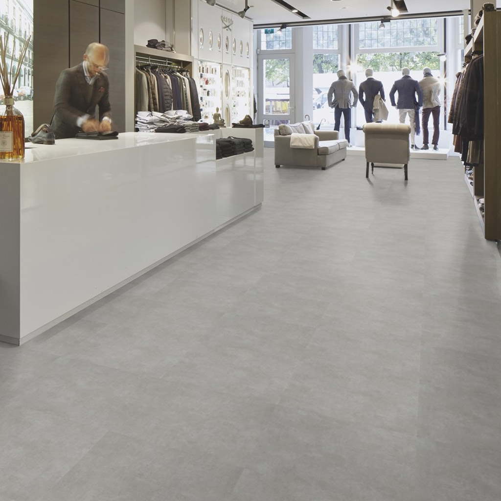Grigio Concrete - Vinílico Baldosa Autoportante Forbo Allura Flex 0.55 ambiente comercio