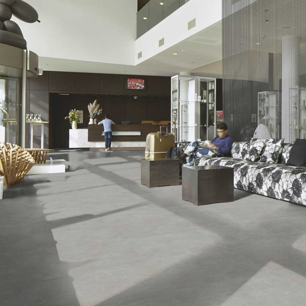 Grigio Concrete - Vinílico Baldosa Autoportante Forbo Allura Flex 0.55 ambiente hotel