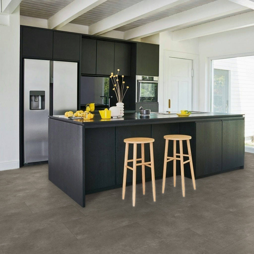 Piedra Trafalgar Gris Oscuro - Vinílico SPC Parador Trendtime 5 Baldosa Grande - Ambiente Cocina